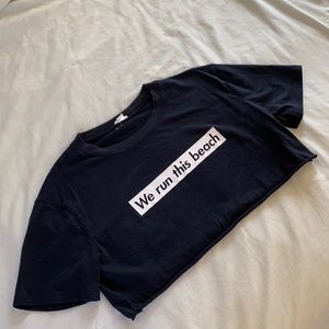 We run this beach cropped tee